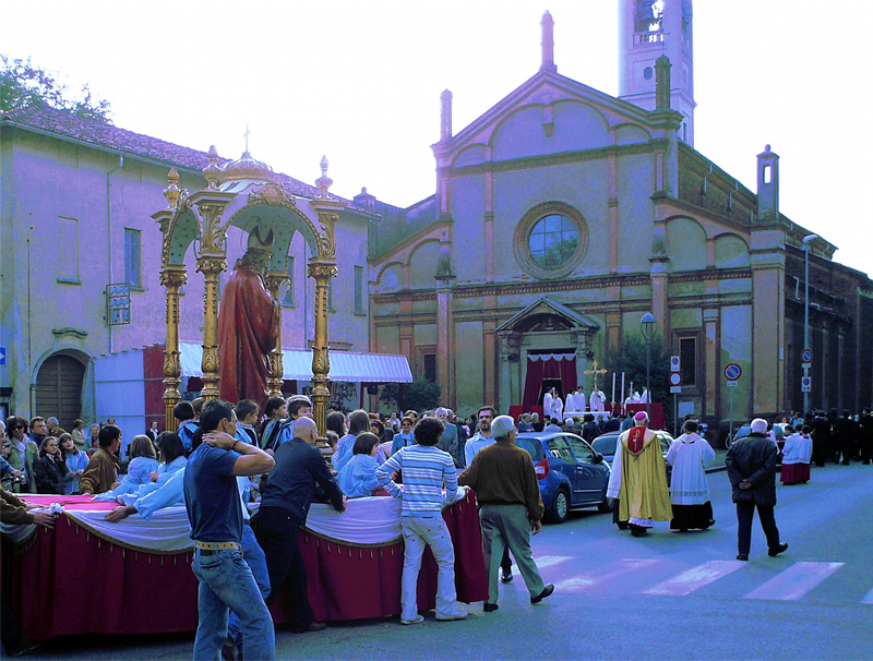 Piazza De Pagave con la chiesa e abbazia delle Grazie il giorno della festa patronale